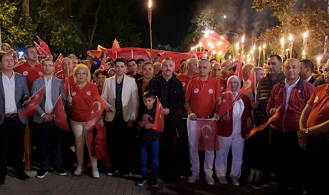 Kemer'de fener alayı ve Selda Bağcan konseri