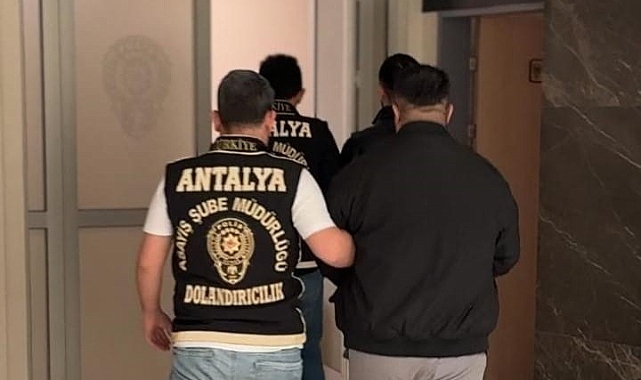 Kendilerini polis olarak tanıtan dolandırıcılar suçüstü yakalandı