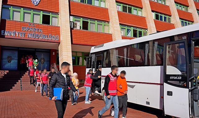 Kendilerini polis olarak tanıtıp 3 milyon TL vurgun yapan 8 kişi tutuklandı