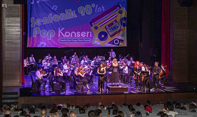 Kent Orkestrası, 90'ların unutulmaz parçalarını müzikseverlerle buluşturdu