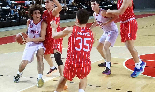 Kepez basketbol takımı, geriye düştüğü maçı farklı kazandı