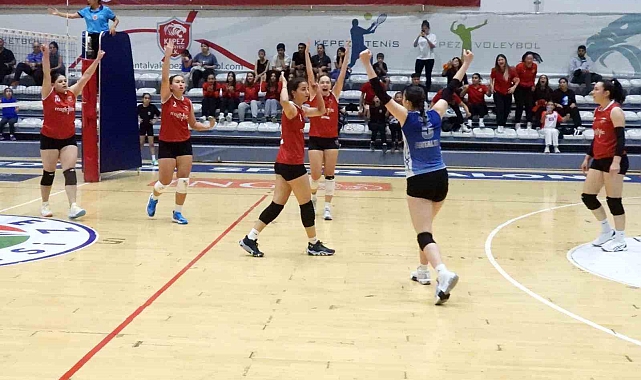 Kepez Belediyespor Kulübü Voleybol Takımı evinde galip