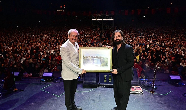 Kepez'in ilk Cumhuriyet Bayramı konserinde Koray Avcı rüzgarı