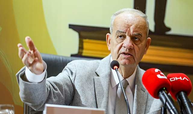 Kitap fuarında İlker Başbuğ ile katılımcının 'Fetullah Gülen' diyaloğu