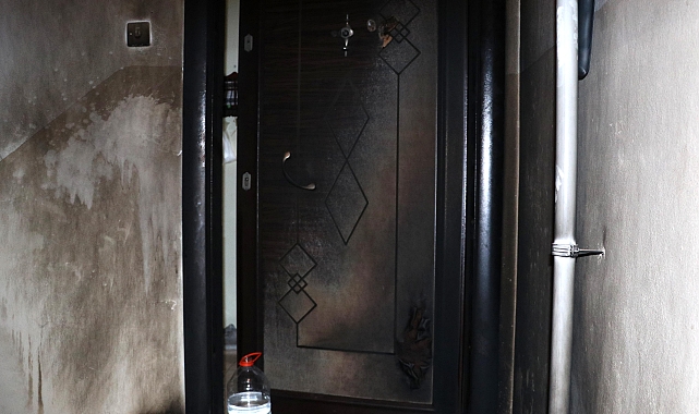 Komşusunun kapısına tiner döküp yaktı