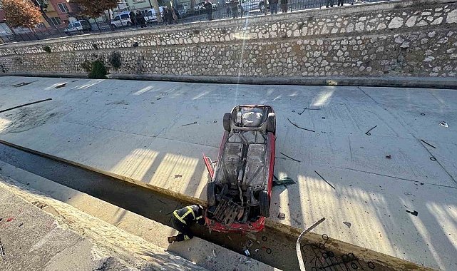 Kontrolden çıkan otomobil çaya uçtu, sürücü kazayı sıyrıklarla atlattı