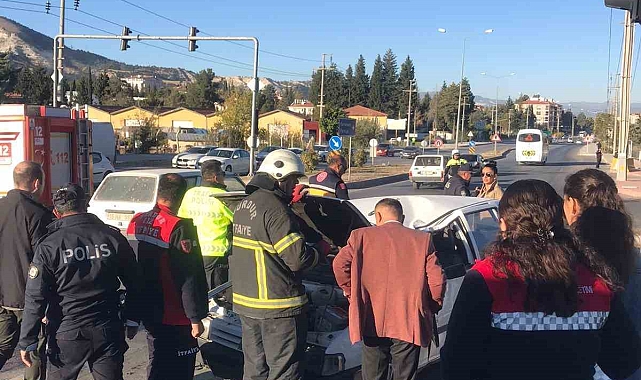 Kontrolden çıkan otomobil elektrik direğine çarptı: 1 yaralı