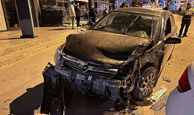 Kontrolden çıkan otomobil park halindeki araca çarptı, sürücü kaçtı