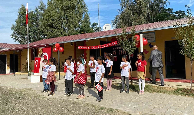 Köy okulundaki çocukların Cumhuriyet Bayramı coşkusu
