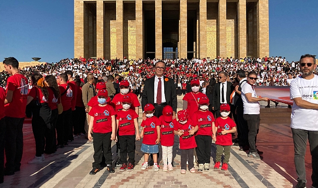 LÖSEV'den 30 bin kişi ile Anıtkabir ziyareti