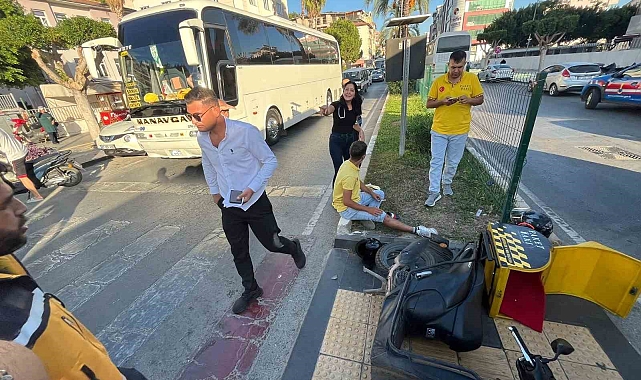 Manavgat'ta adliye önünde motosikletler çarpıştı: 3 yaralı