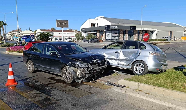 Manavgat'ta çarpışan otomobiller levhaları yıktı: 3 yaralı