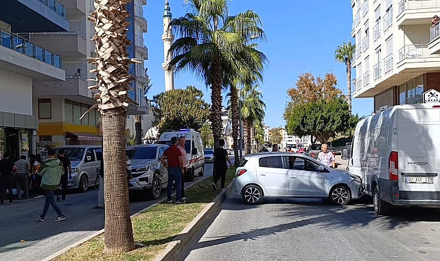 Manavgat'ta kamyonet ile otomobil çarpıştı: 2 yaralı
