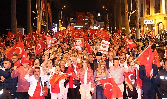 Marmaris Cumhuriyet Bayramı coşkusunu fener alayıyla yaşadı