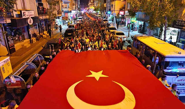 Mersin Erdemli'de binlerce kişi meşaleli bayrak yürüyüşüne katıldı