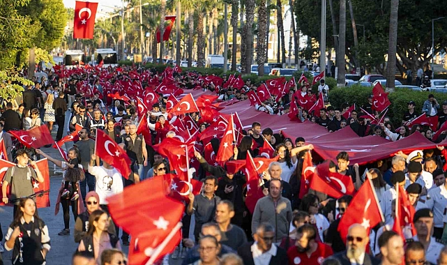 Mersin'de 101 metre uzunluğunda Türk bayrağıyla yürüyüş yapıldı