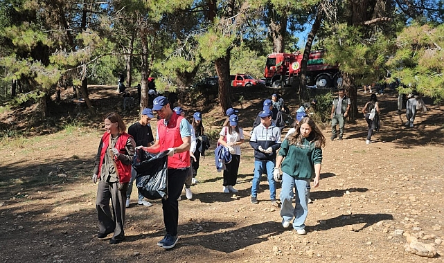 Mersin'de ormanlık alanda torbalarca çöp toplandı