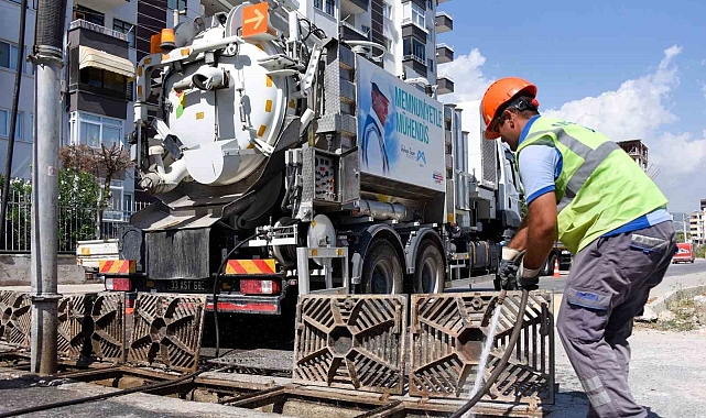 Mersin'de yağışlara karşı ızgara temizlikleri yapılıyor