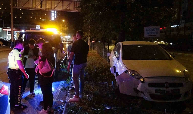 Motosiklete çarpmamak için direksiyonu kırınca refüje çıktı