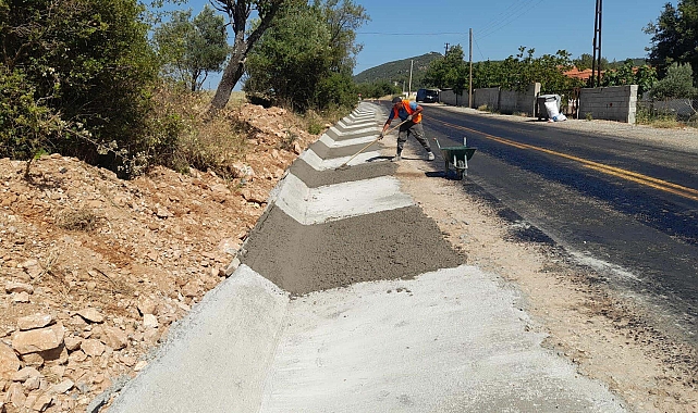 Muğla'da güvenli yollar için 83 kilometre hendek betonu çalışması