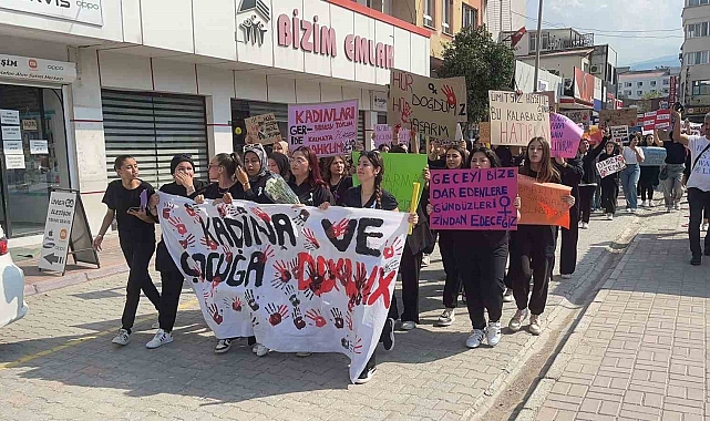 Öğrencilerden kadına ve çocuğa şiddete tepki