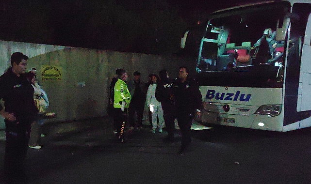 Otobüste tartışan yolcunun yakınları, muavin ve şoförleri sopalarla dövdü
