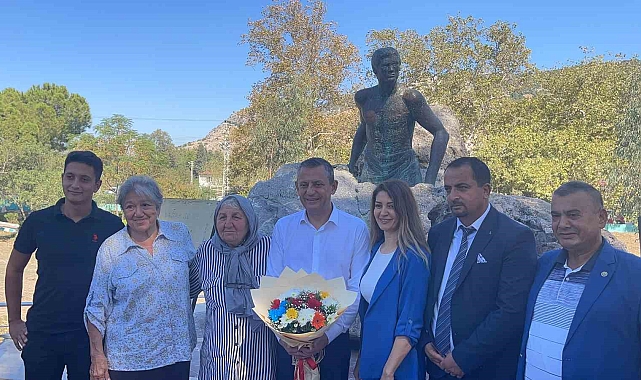 Özgür Özel, Osmaniye'de ünlü yazar Yaşar Kemal'i anma programına katıldı