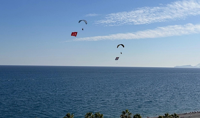 Resmi Tatil Nedeniyle Antalya'da Vatandaşlar Kendilerini Sokağa Attı