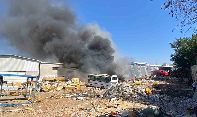 Sanayide çıkan yangında gökyüzünü siyah dumanlar kapladı