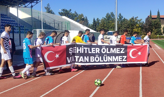 'Şehitler ölmez, vatan bölünmez' pankartıyla sahaya çıktılar