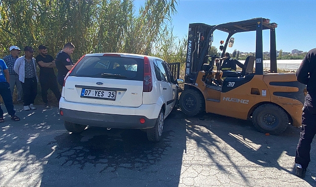 Serik'te forklift otomobilin motoruna saplandı