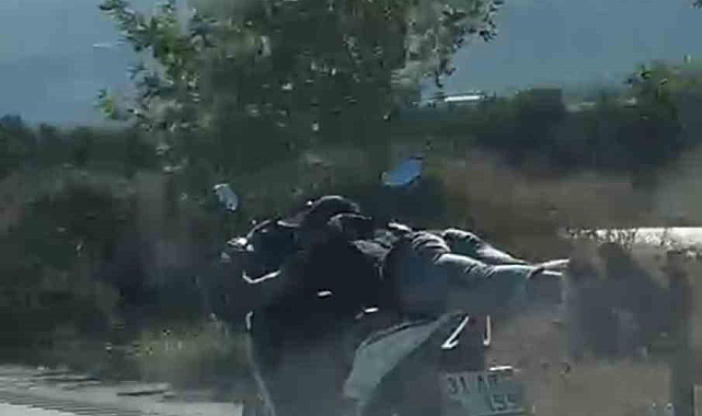 Seyir halindeyken motosikletin üzerine yatarak 'ölümüne' yolculuk