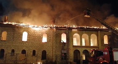Tadilattaki eski okul binası alev alev yandı