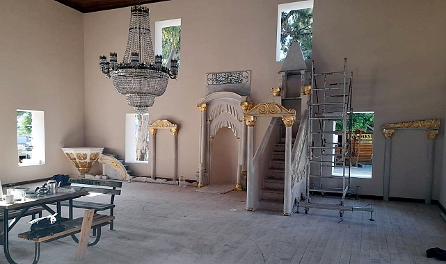 Tarihi camideki restorasyonda orijinal kök boyalar yerine altın varak kullanılmış