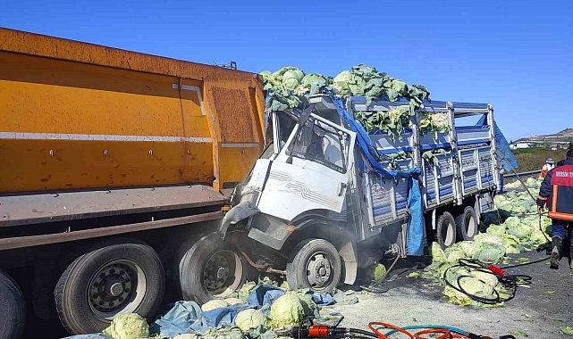 Tarsus'ta araçta sıkışan sürücüyü itfaiye ekipleri kurtardı