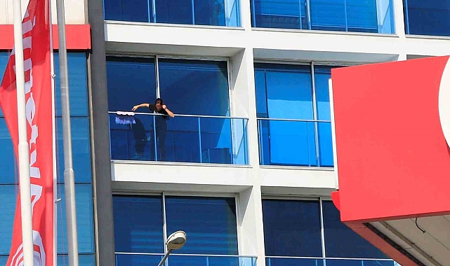Temizlik yaparken balkonda mahsur kalan kadın, itfaiye ekiplerince kurtarıldı