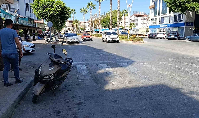 Ticari araca çarpmamak için kendilerini motosiklette attılar