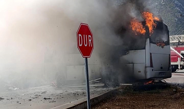 Tur otobüsü yangında kullanılamaz hale geldi