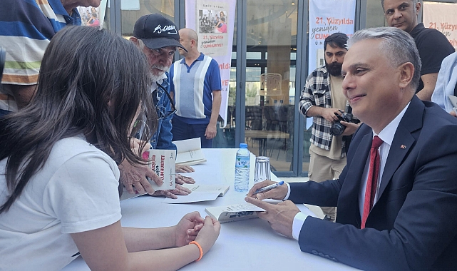 Ümit Uysal’dan '21. Yüzyılda Yeniden Cumhuriyet' Adlı Kitap