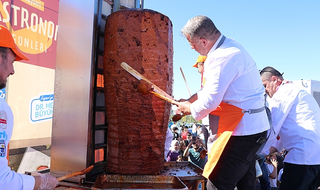Vatandaşlara 1 ton sucuk döner dağıtıldı