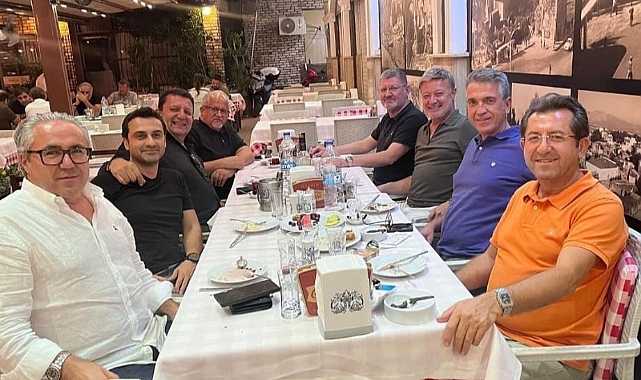 Yakın dostlar akşam yemeğinde buluştu