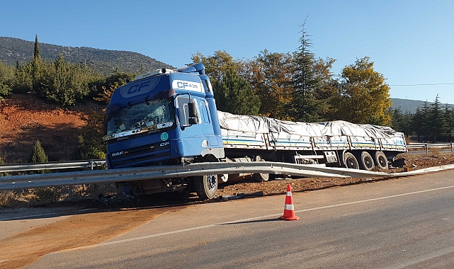 Yem yüklü TIR refüje çarpıp sürüklendi