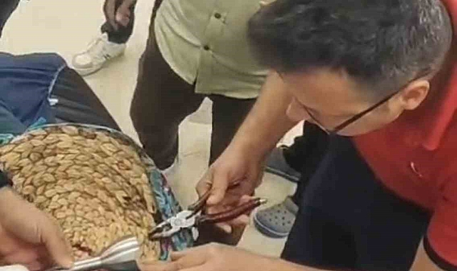 Yemek hazırlarken parmağı blendere sıkıştı