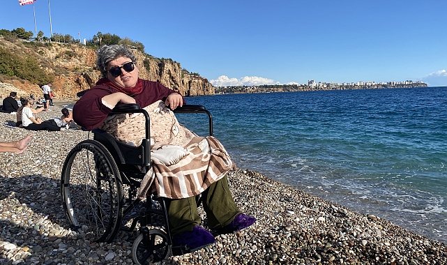45 yıldır yatağa bağımlı yaşayan Feride'nin deniz hayali gerçek oldu