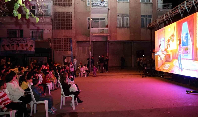 Akdeniz Belediyesinin çocuklar için hazırladığı çizgi film gösterimi sürüyor