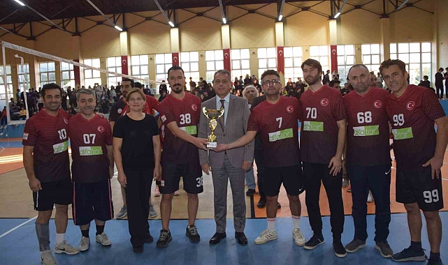Aksu'da turnuvanın kazananı Aksu Fen Lisesi