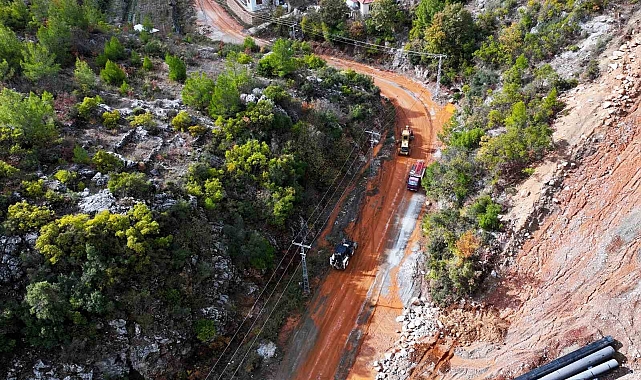 Alanya Belediyesi'nden yağmurda kapanan yollara anında müdahale