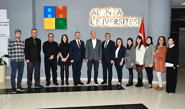 Alanya Üniversitesi'nden başkan Özçelik'e destek plaketi