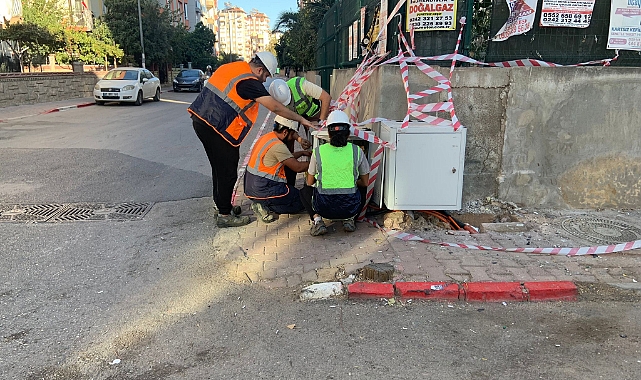 Antalya'da İlginç Olay: Kaza Sonrası İnternet Saha Dolabı Hurdacılar Tarafından Götürüldü