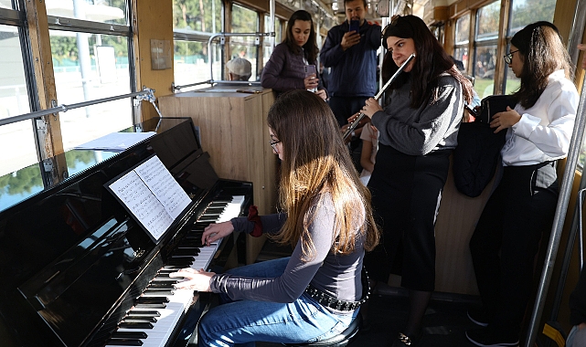 Antalya'da Konservatuvar Öğrencileri, Tramvayda Piyano Çaldı